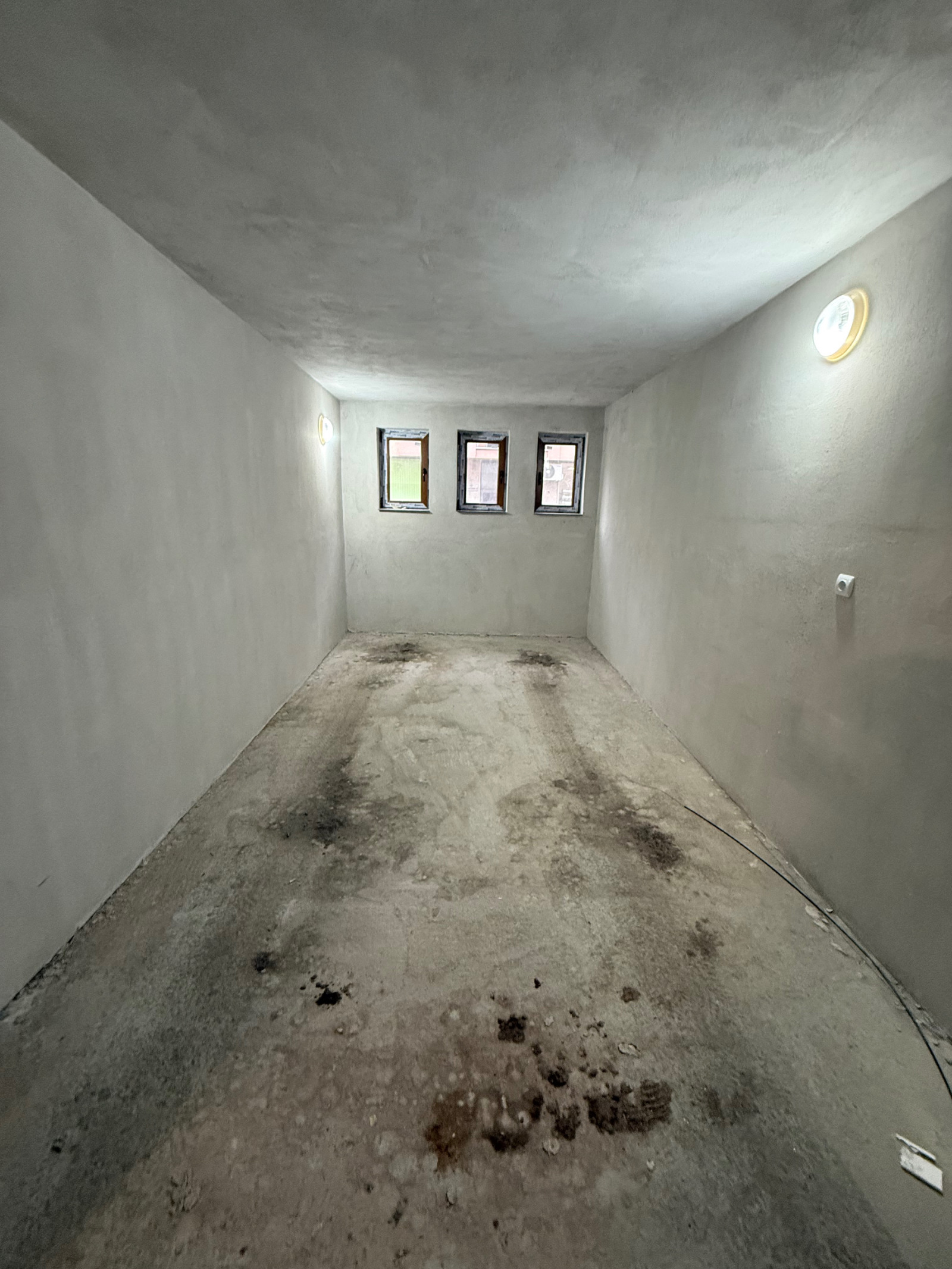 Дава под наем ГАРАЖ, ПАРКОМЯСТО, гр. Плевен, Идеален център, снимка 2 - Гаражи и паркоместа - 53946620