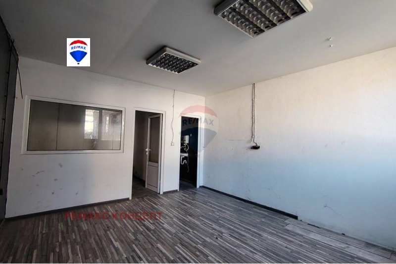 Дава под Наем СКЛАД в град Шумен, Басейна - 794 кв.м / 1 747 € » 3 416.84 лв., РЕМАКС КОНЦЕПТ