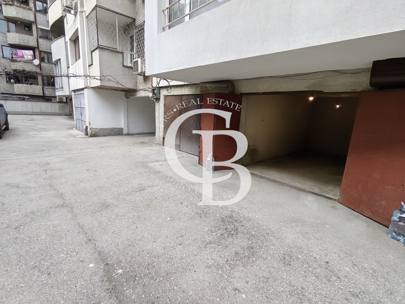 Дава под наем ГАРАЖ, ПАРКОМЯСТО, гр. Варна, Спортна зала, снимка 3 - Гаражи и паркоместа - 53883242