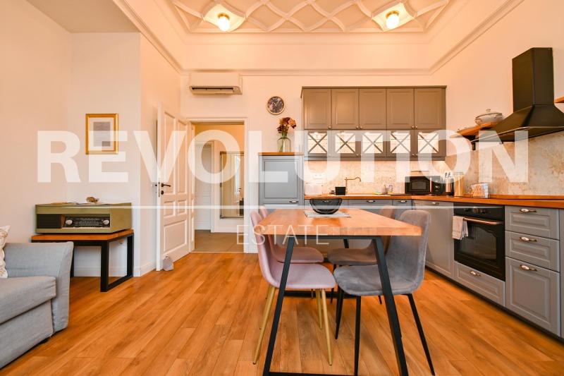 Издаје се  2 спаваће собе Софија , Центар , 90 м2 | 58904549