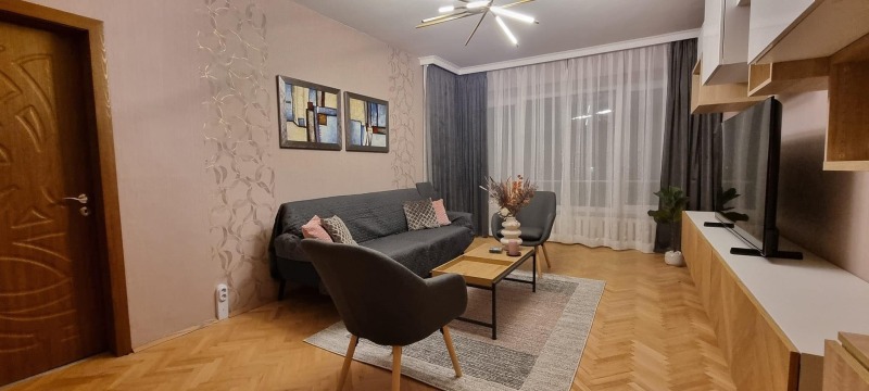 Издаје се  2 спаваће собе Софија , Центар , 76 м2 | 91556205