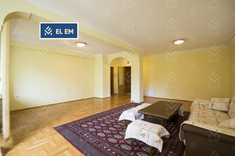 Дава под Наем 4-СТАЕН в град София, Стрелбище - 220 кв.м / 1 280 € » 2 503.46 лв., АГЕНЦИЯ ЕЛ-ЕМ ЕООД