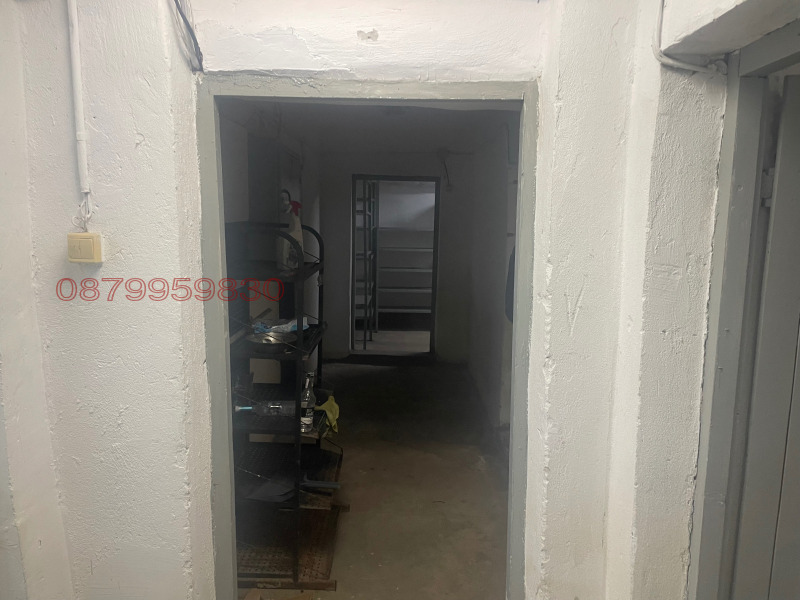 Дава под наем МАГАЗИН, гр. Плевен, Идеален център, снимка 12 - Магазини - 52785155