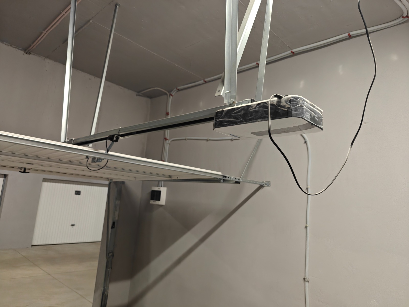 Дава под наем ГАРАЖ, ПАРКОМЯСТО, гр. София, Център, снимка 5 - Гаражи и паркоместа - 53808003