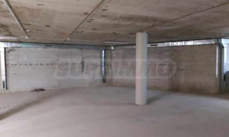 Дава под наем ГАРАЖ, ПАРКОМЯСТО, гр. Варна, Левски 1, снимка 2 - Гаражи и паркоместа - 52873392