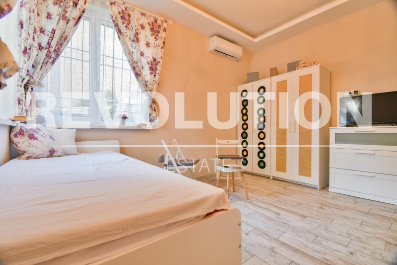 Издаје се  2 спаваће собе Софија , Центар , 70 м2 | 58834285