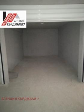 Garagem Vazrojdenci, Kardjali