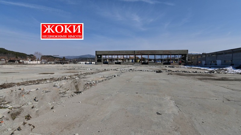 Дава под Наем ПРОМ. ПОМЕЩЕНИЕ в град Перник, Промишлена зона - 2272 кв.м / При запитване, ЖОКИ ЕООД