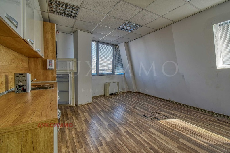 Te huur  Kantoor Sofia , Gotse Deltsjev , 604 m² | 77378459 - afbeelding [15]