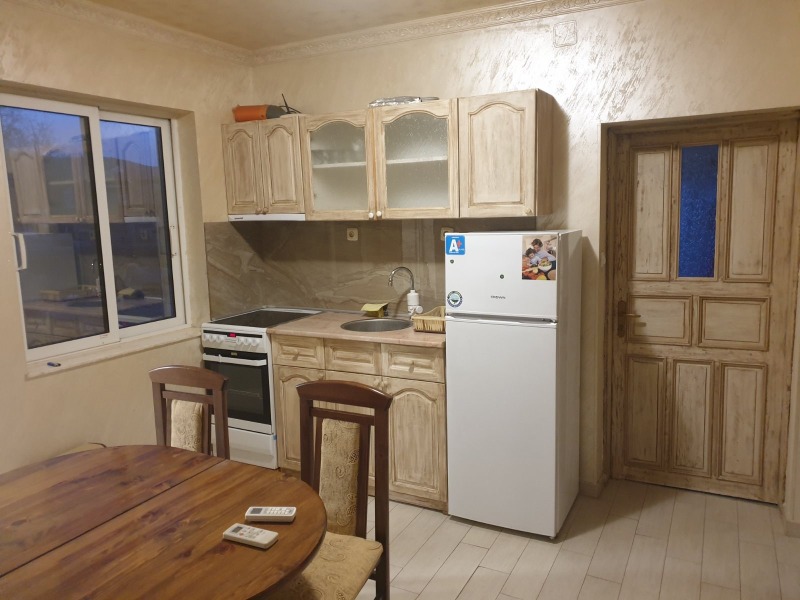 För uthyrning  Hus Golv region Plovdiv , Parvenec , 140 kvm | 97454876