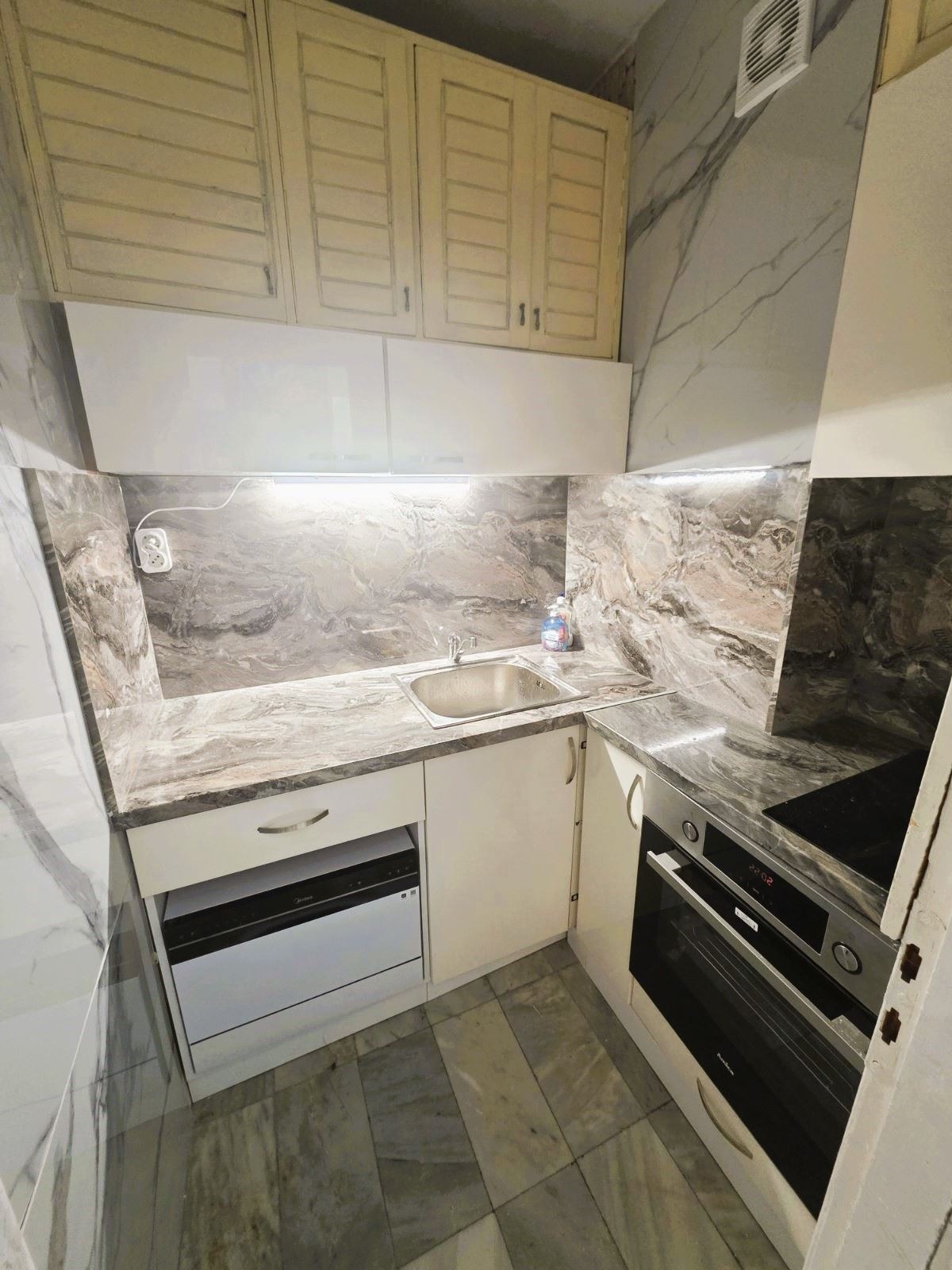 Дава под наем 3-СТАЕН, гр. София, Света Троица, снимка 11 - Апартаменти - 53811451