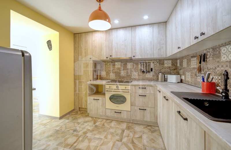Дава под нем  3-стаен, град София, Център •  780 EUR • ID 32318751 — holmes.bg - [1] 