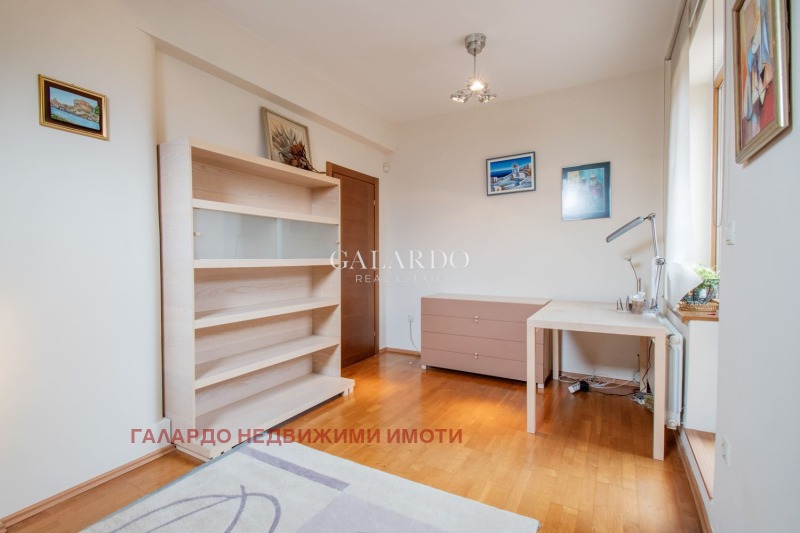 De inchiriat  3 dormitoare Sofia , Țentâr , 280 mp | 43307705 - imagine [13]