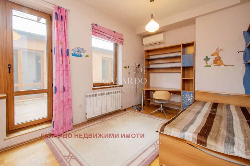 De inchiriat  3 dormitoare Sofia , Țentâr , 280 mp | 43307705 - imagine [11]