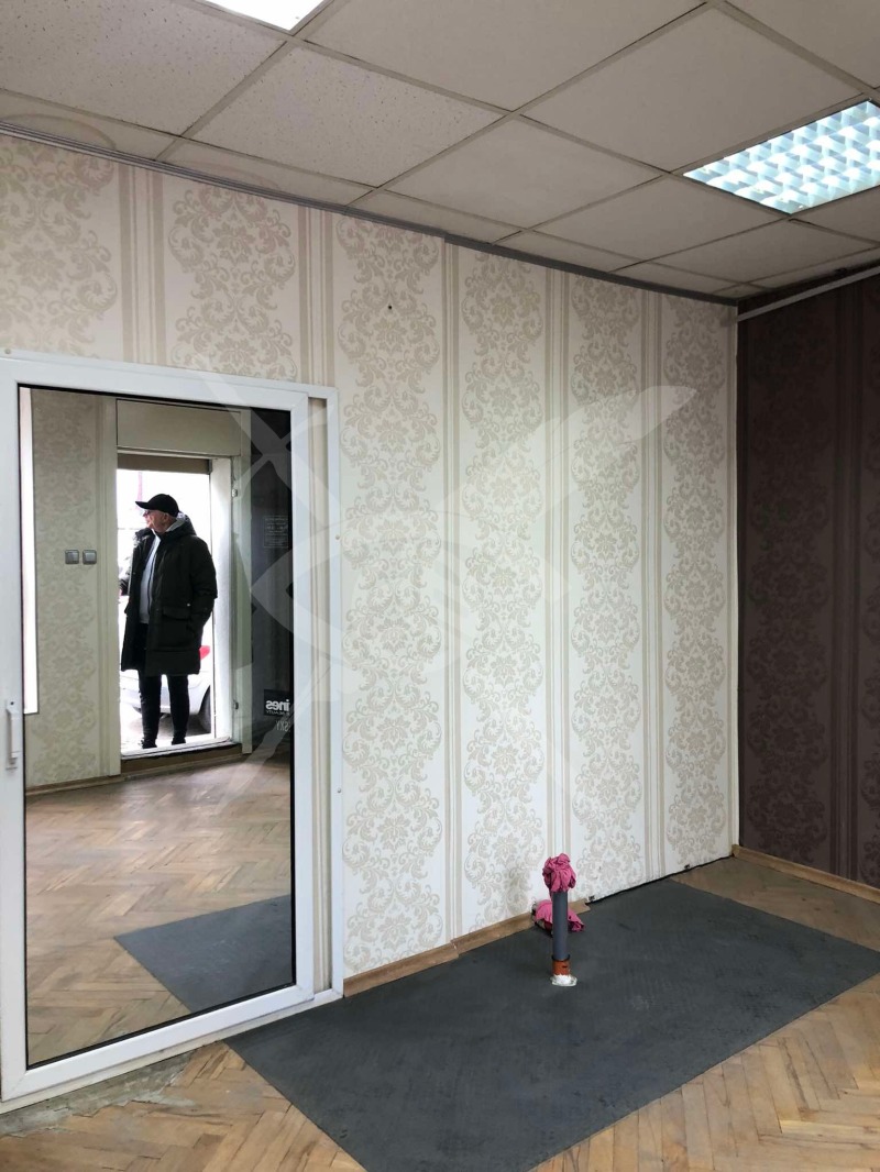 Дава под нем  Магазин, град Варна, Гръцка махала •  250 EUR • ID 73358977 — holmes.bg - [1] 