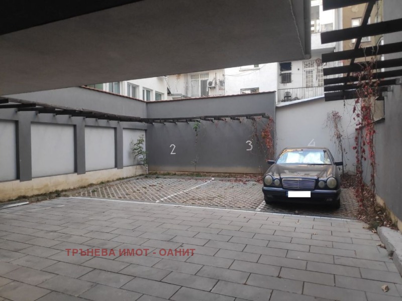 De inchiriat  Loc de parcare Sofia , Țentâr , 18 mp | 52069322