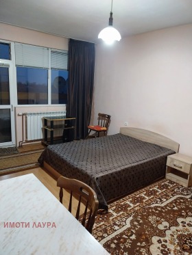 1 chambre 5-ti polk, Choumen