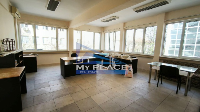 Дава под Наем ОФИС в град Шумен, Център - 48 кв.м / 230.08 € » 450 лв., МАЙ ПЛЕЙС