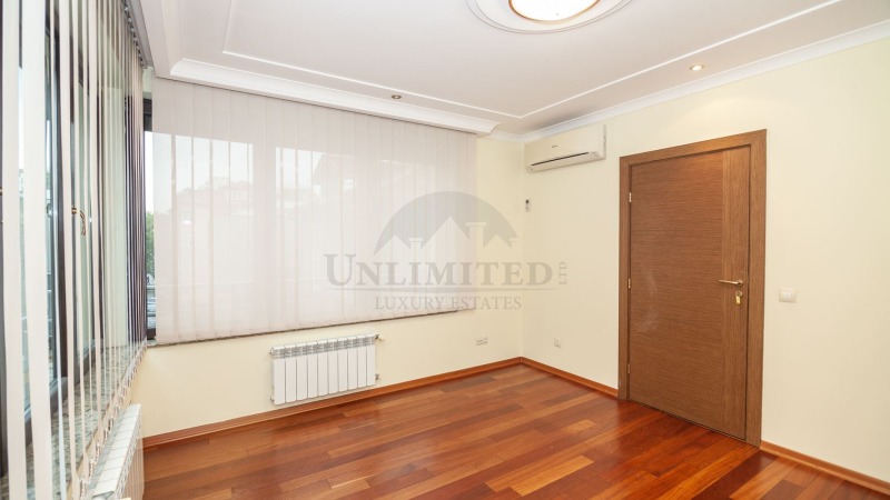 Kiadó  Ház Sofia , Centar , 647 négyzetméter | 10792991 - kép [13]