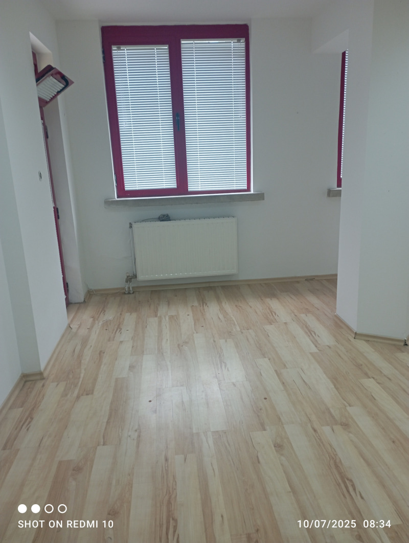Дава под нем  Офис, град София, Белите брези •  300 EUR • ID 12322110 — holmes.bg - [1] 
