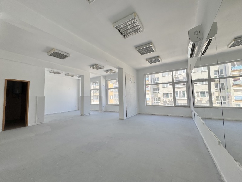 Дава под нем  Магазин, град София, Студентски град •  920 EUR • ID 23702990 — holmes.bg - [1] 