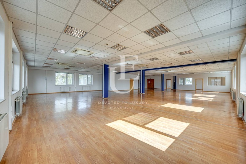 Kiadó  Ipari épület Sofia , Voenna rampa , 790 négyzetméter | 51619141 - kép [12]