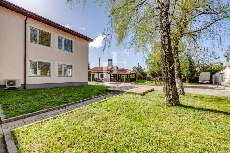 Kiadó  Ipari épület Sofia , Voenna rampa , 790 négyzetméter | 51619141