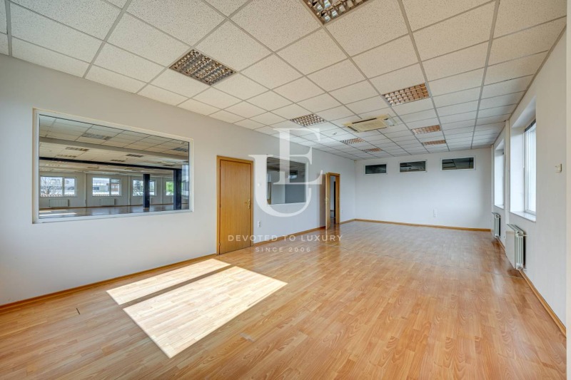 Kiadó  Ipari épület Sofia , Voenna rampa , 790 négyzetméter | 51619141 - kép [9]
