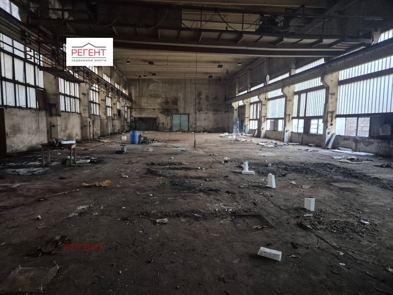 Дава под Наем ПРОМ. ПОМЕЩЕНИЕ в град Габрово, Бичкиня - 1118 кв.м / 971.45 € » 1 900 лв., РЕГЕНТ
