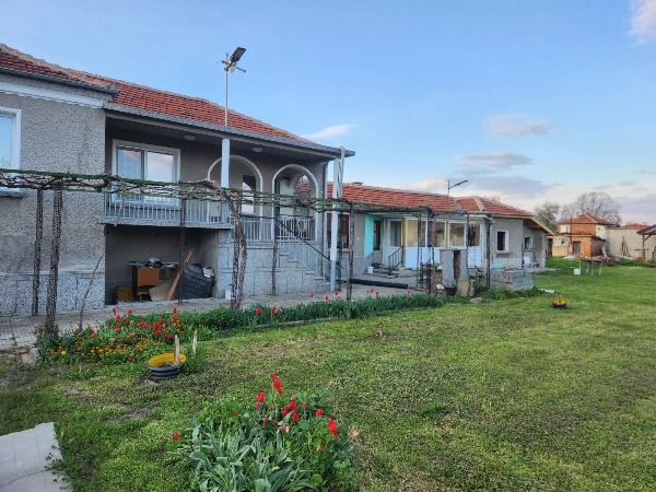 Дава под нем  Къща, област Пловдив, с. Скутаре •  700 EUR • ID 99945950 — holmes.bg - [1] 