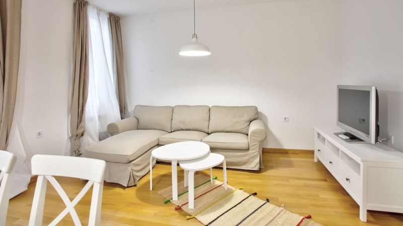 Издаје се  1 спаваћа соба Софија , Центар , 65 м2 | 16750770