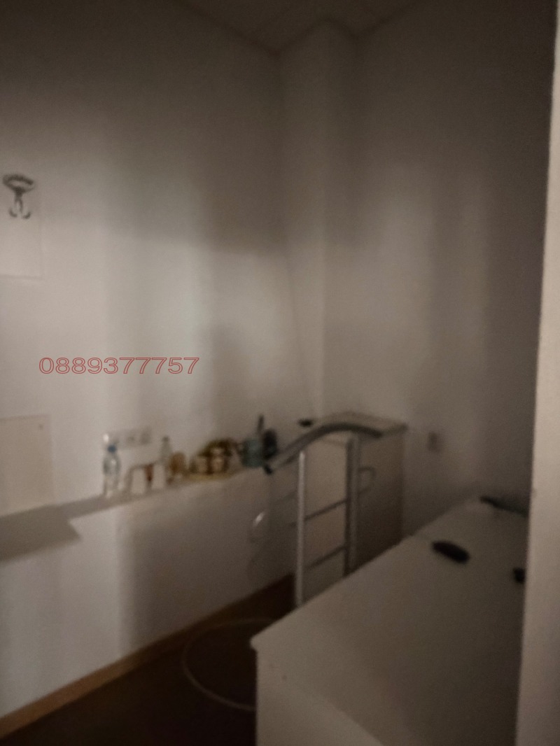 Дава под наем МАГАЗИН, гр. Монтана, Идеален център, снимка 10 - Магазини - 53439879