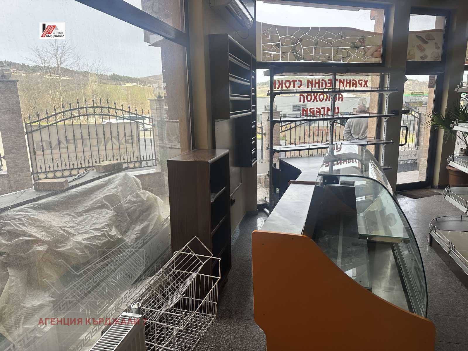 Дава под наем МАГАЗИН, гр. Кърджали, Център, снимка 5 - Магазини - 53681193