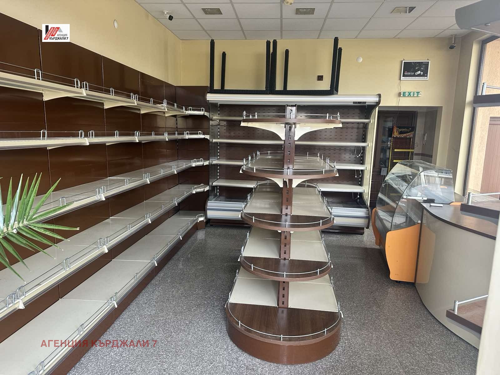 Дава под наем МАГАЗИН, гр. Кърджали, Център, снимка 2 - Магазини - 53681193