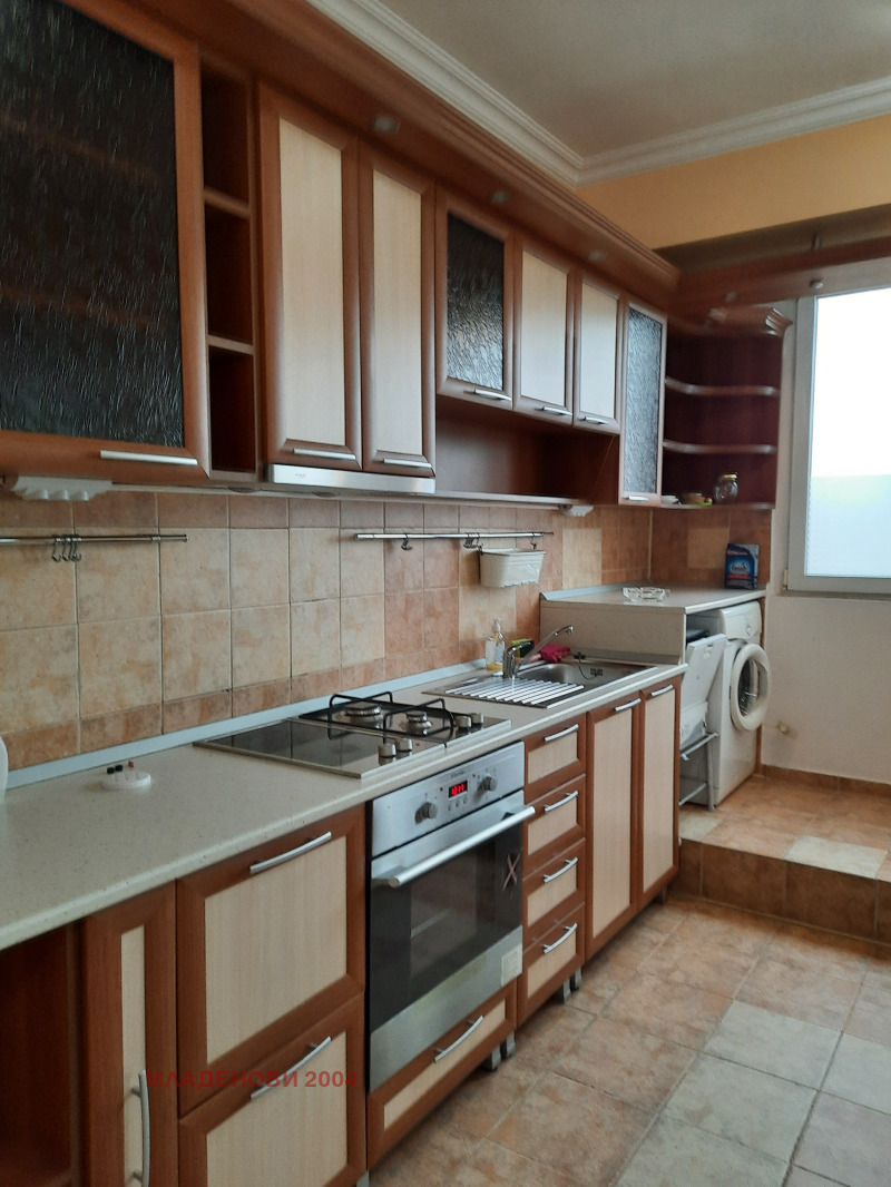 Дава под Наем 3-СТАЕН в град София, Красно село - 100 кв.м / 800 € » 1 564.66 лв., МЛАДЕНОВИ 2004
