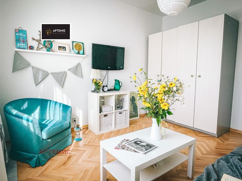 Дава под нем  2-стаен, град София, Център •  800 EUR • ID 44429171 — holmes.bg - [1] 