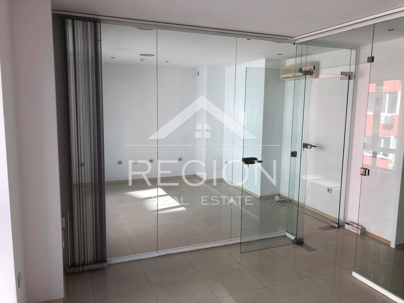 Дава под наем ОФИС, гр. Варна, Лятно кино Тракия, снимка 3 - Офиси - 54217558