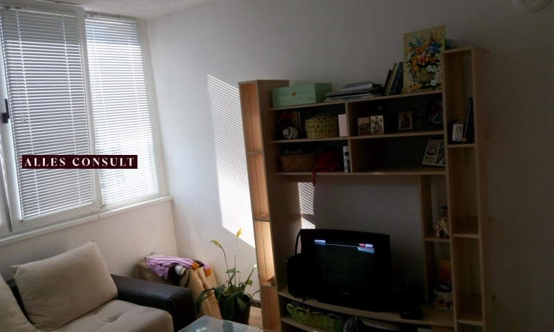 Дава под нем  1-стаен, град София, Света Троица •  370 € • ID 14577227 — holmes.bg - [1] 