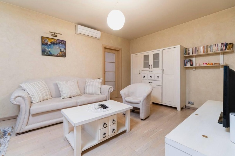 Дава под нем  2-стаен, град Пловдив, Кършияка •  350 € • ID 14110521 — holmes.bg - [1] 