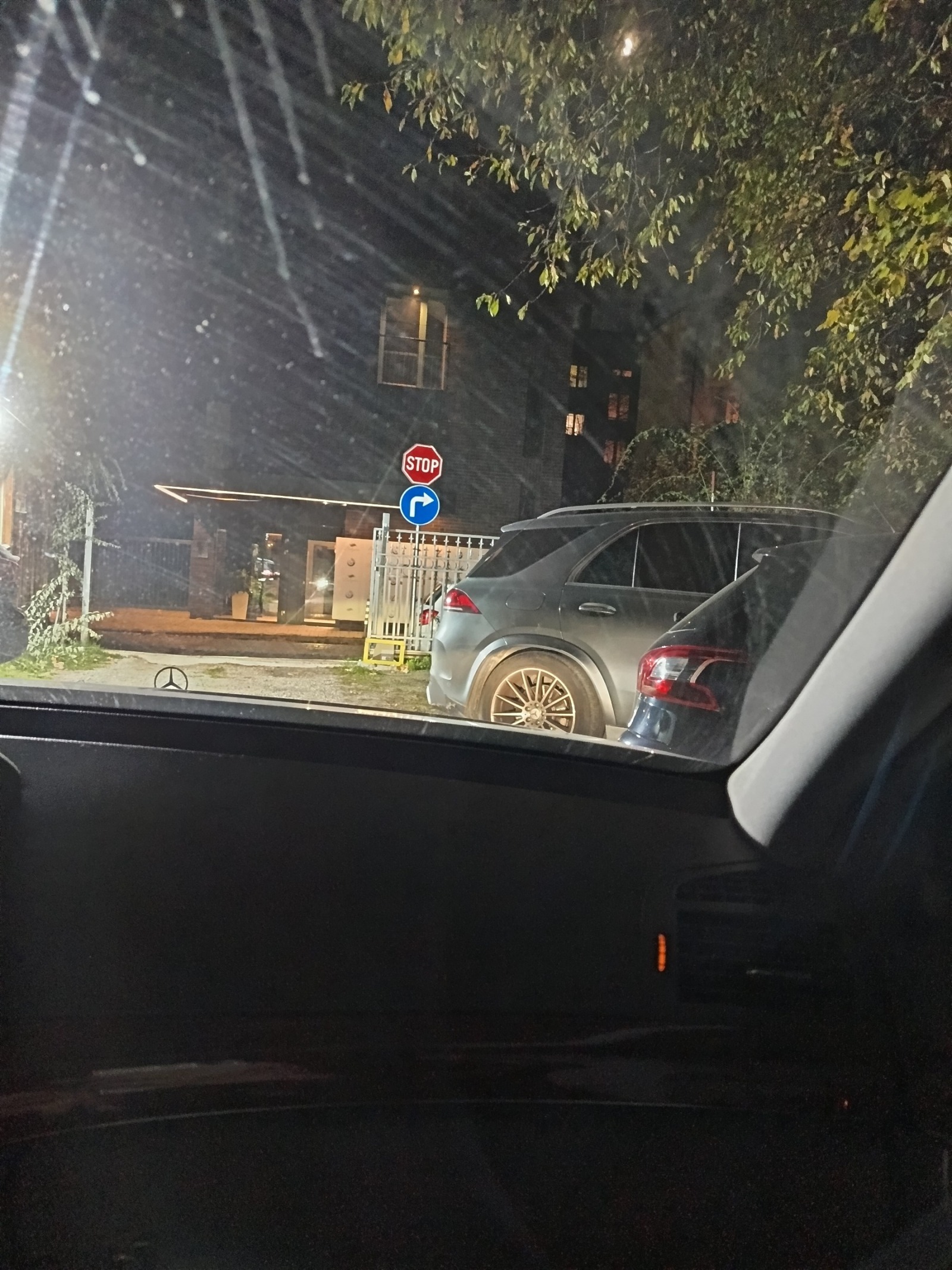 Дава под наем ГАРАЖ, ПАРКОМЯСТО, гр. София, Център, снимка 7 - Гаражи и паркоместа - 54972118