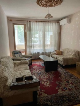1 quarto Mladejki Halm, Plovdiv