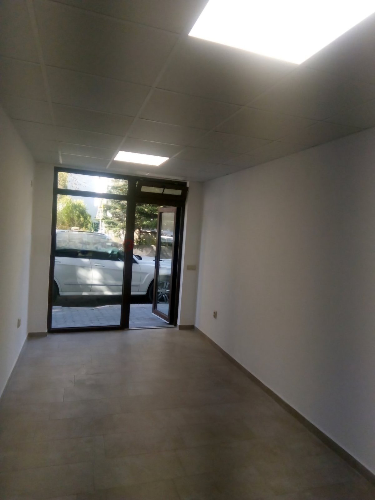 Дава под наем ОФИС, гр. Благоевград, Идеален център, снимка 2 - Офиси - 54117182