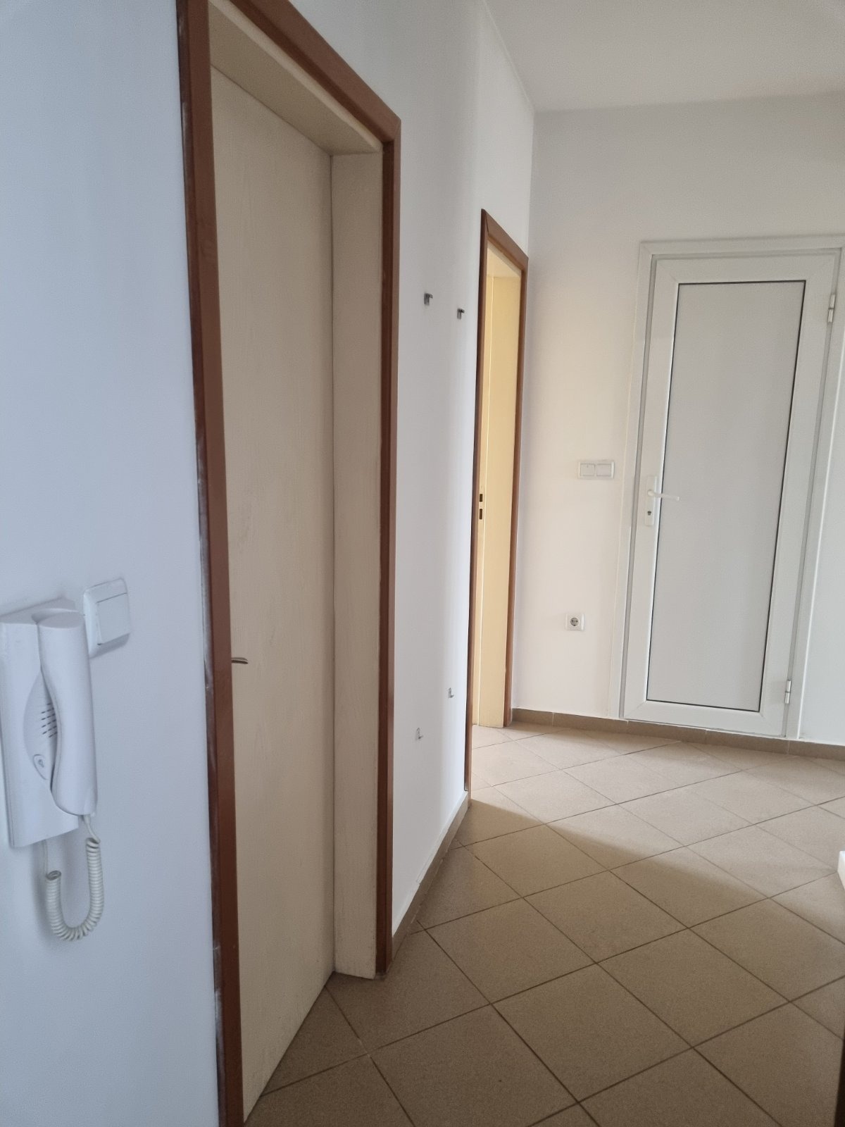 Дава под наем МНОГОСТАЕН, гр. Варна, Погреби, снимка 3 - Апартаменти - 54202979