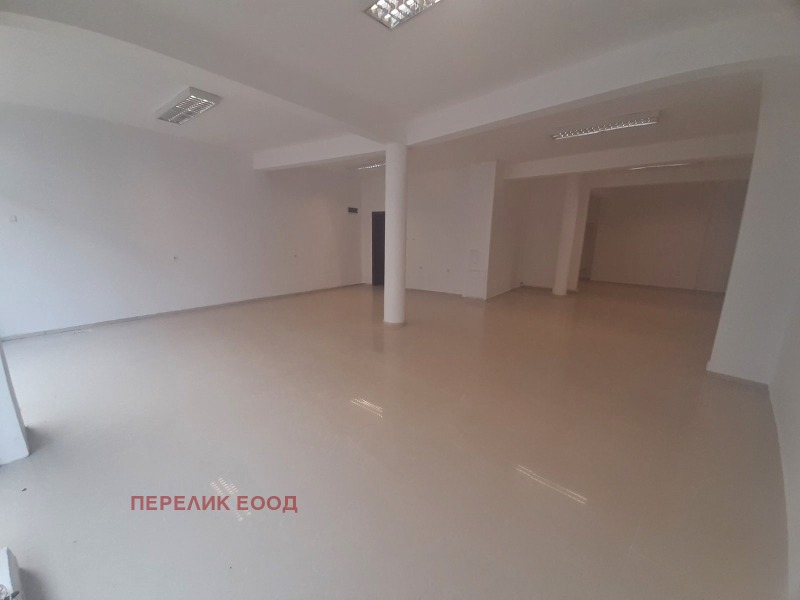 Дава под наем МАГАЗИН, гр. Казанлък, област Стара Загора, снимка 2 - Магазини - 52983538