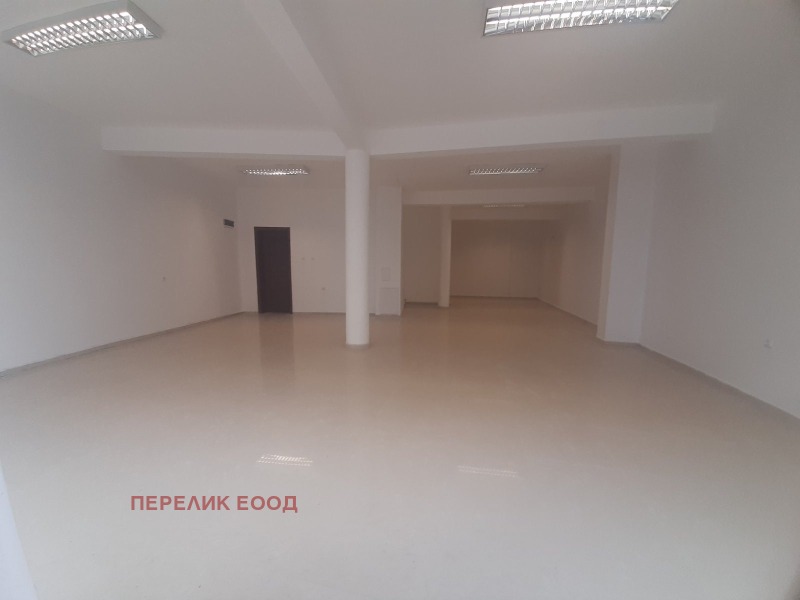 Дава под наем МАГАЗИН, гр. Казанлък, област Стара Загора, снимка 3 - Магазини - 52983538