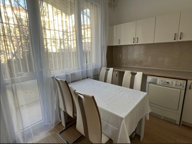 De inchiriat  1 dormitor Sofia , Țentâr , 88 mp | 53352168