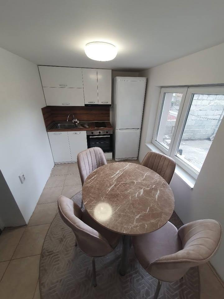Дава под нем  Етаж от къща, град Варна, Център •  700 EUR • ID 12931312 — holmes.bg - [1] 