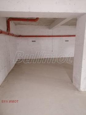 Parcheggio Kolchozen pazar, Warna